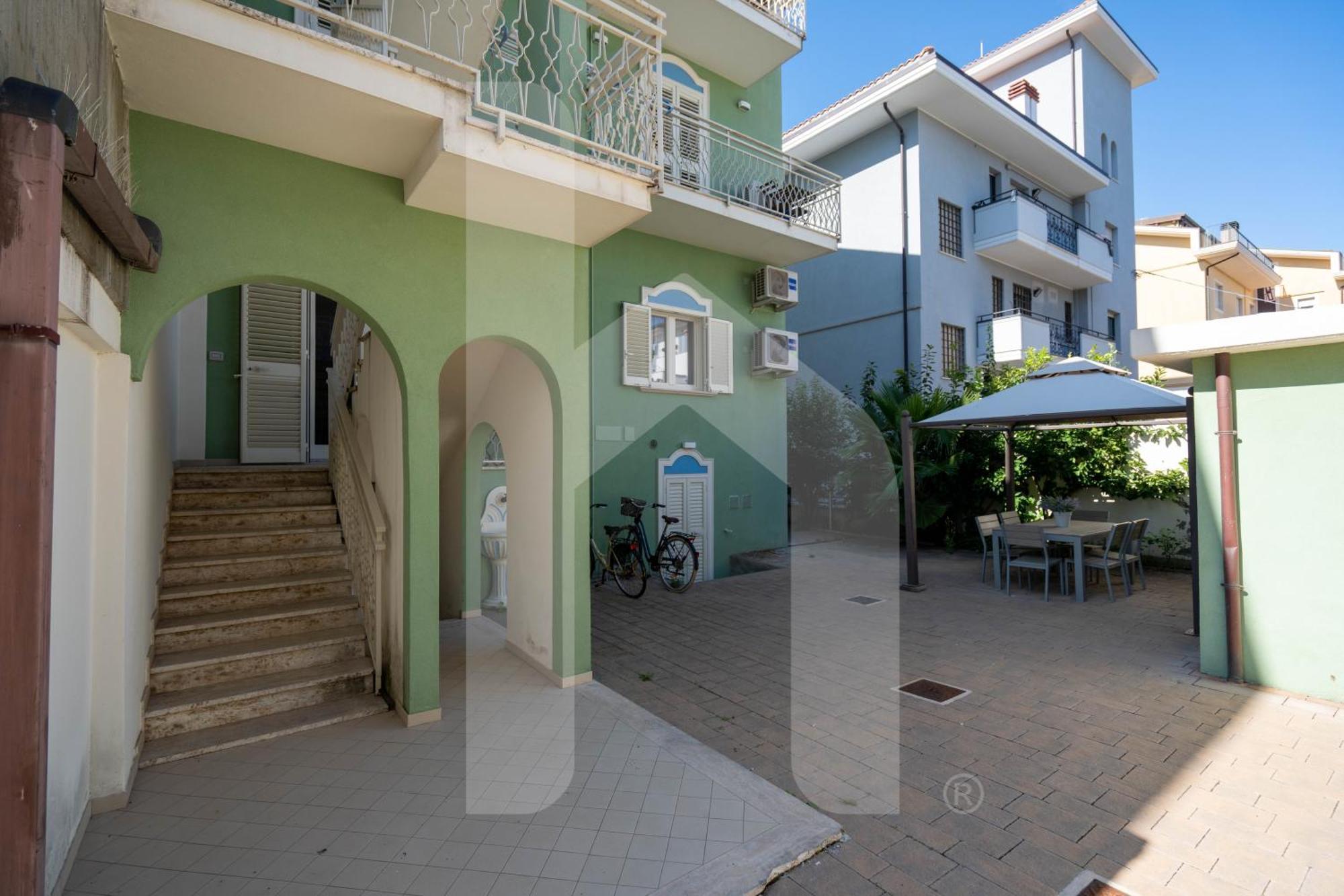 Homiday - Residenza D'Annunzio Apartment ปีเนโต ภายนอก รูปภาพ